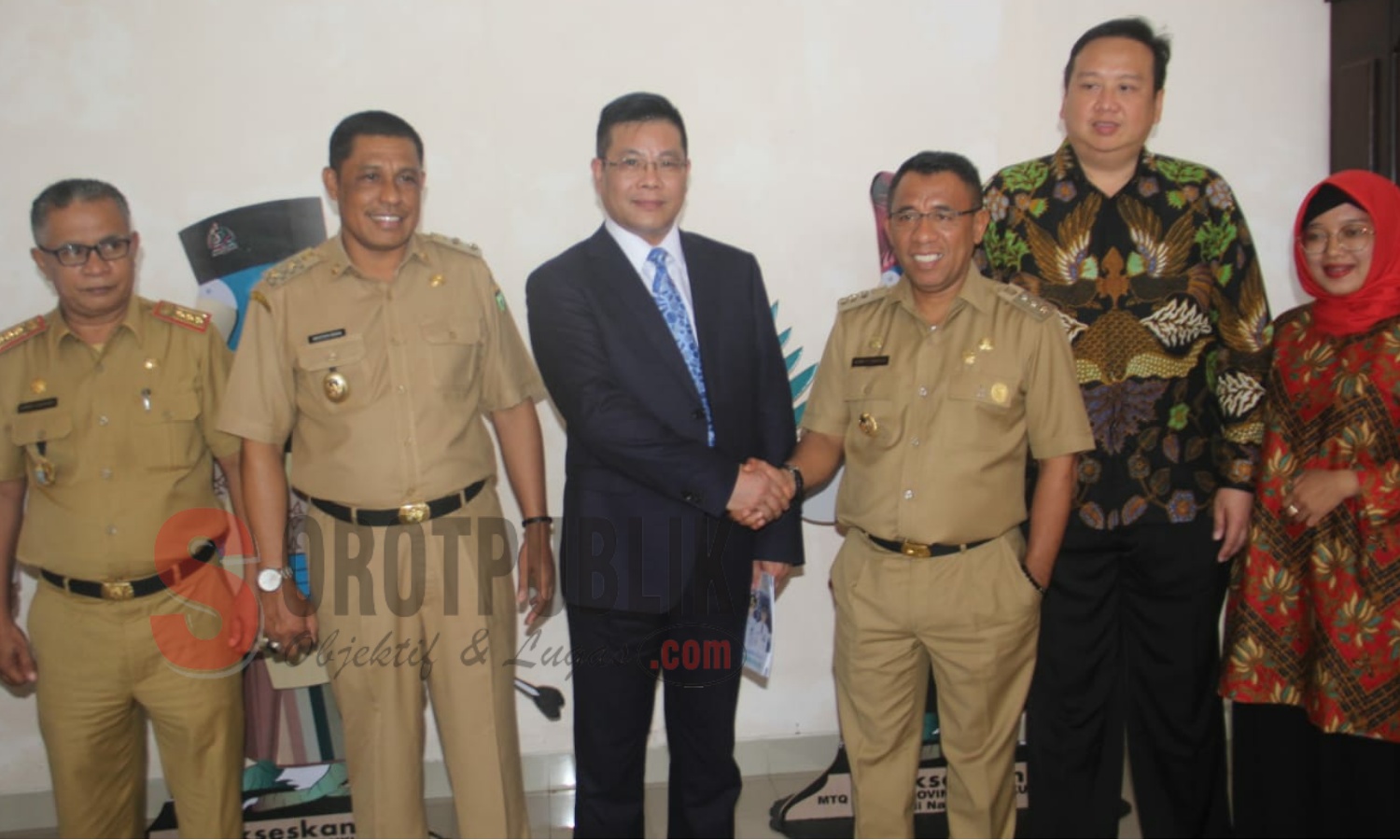 Bupati Buru, Ramli Umasugi dan perwakilan Delegasi Tiongkok, Mr. Lin Ming sedang jabat tangan. (Foto KF/SorotPublik)