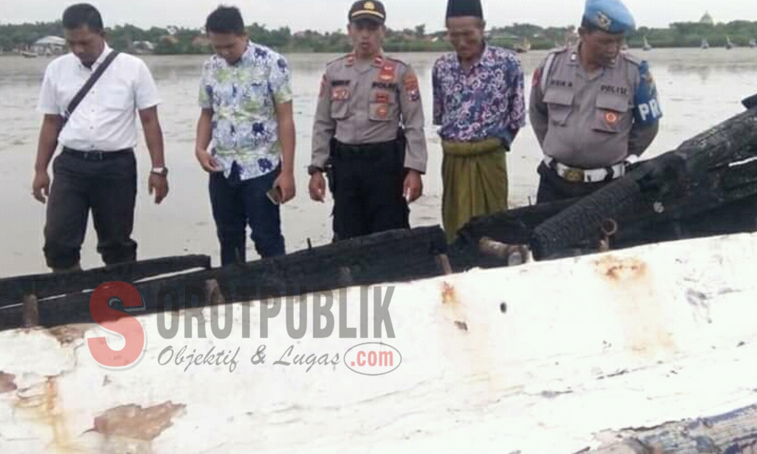 Petugas dari Polsek Pademawu, Pamekasan saat meninjau perahu warga Desa Pegagan yang terbakar secara misterius. (Foto: Ziad/SorotPublik)