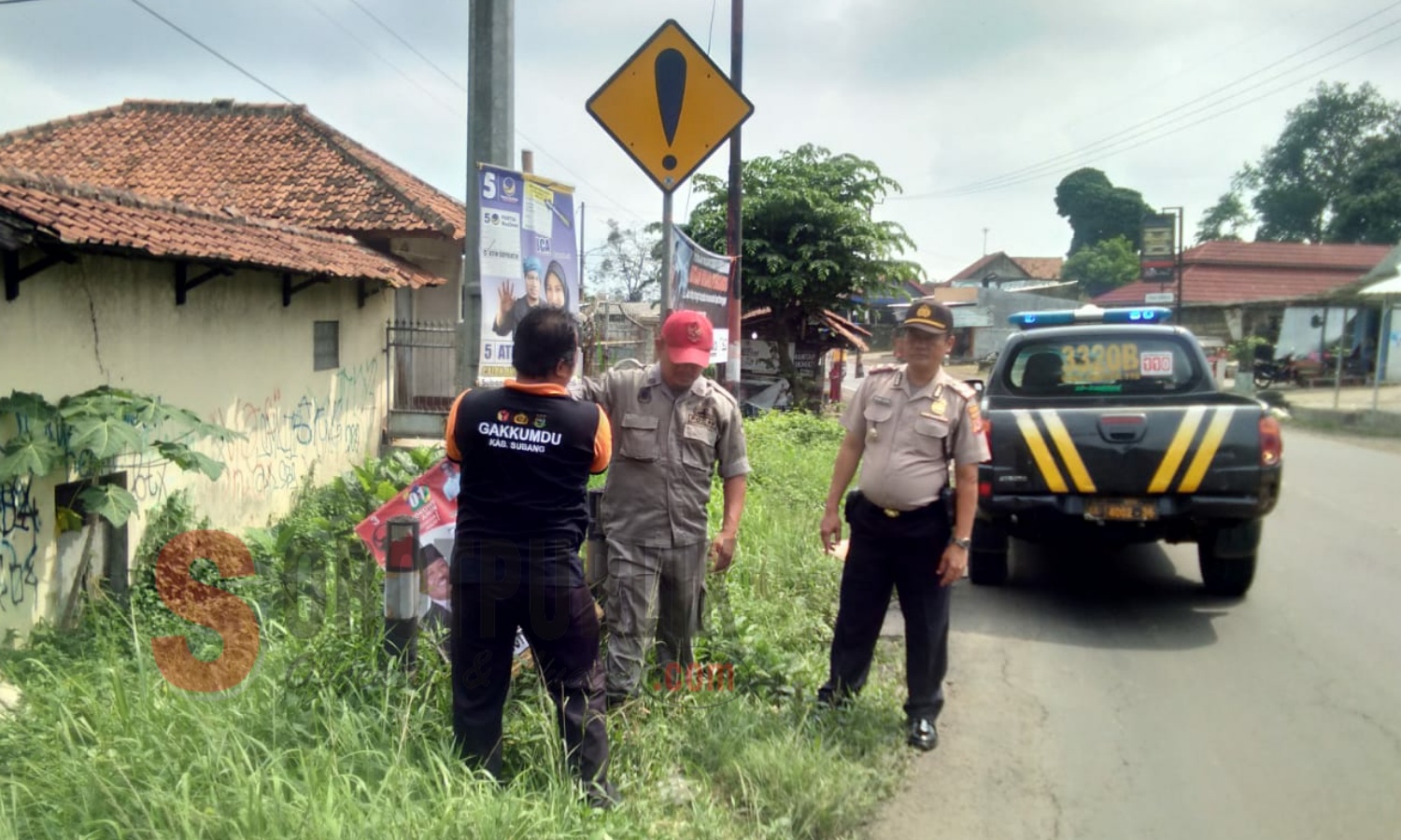 Suasana penertiban APK di Kecamatan Cijambe, Kabupaten Subang, Jawa Barat. (Foto: Budi Hermawan/SorotPublik)