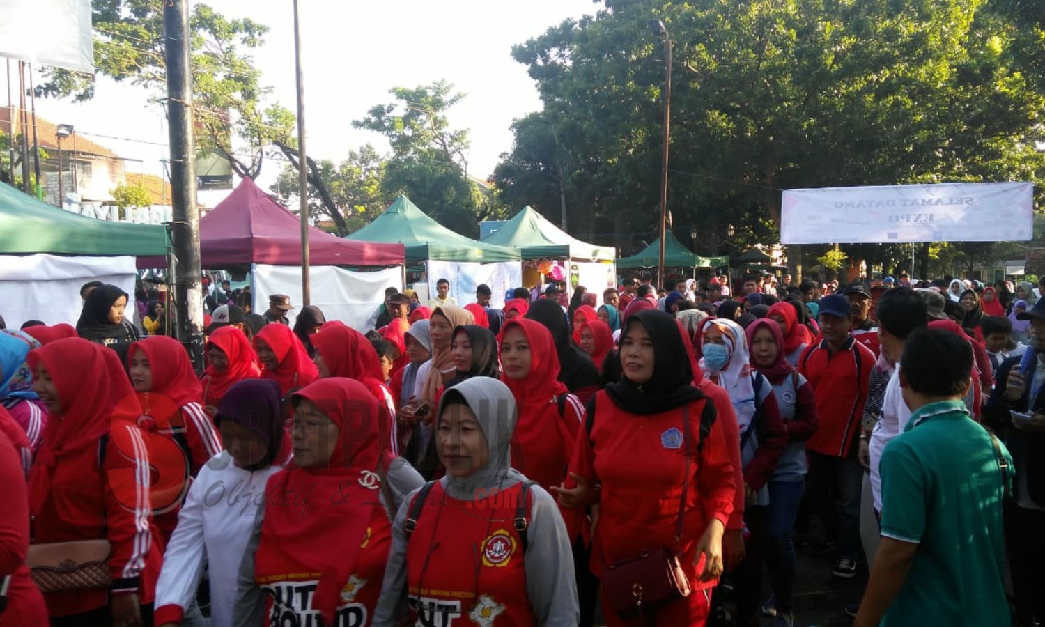 Masyarakat Kecamatan Ngaliyan, Kota Semarang saat mengikuti Jalan Sehat Expo yang diadakan Peserta KKM Universitas PGRI Semarang (UPGRIS) di Kecamatan Ngaliyan. (Foto: Alim/SorotPublik)