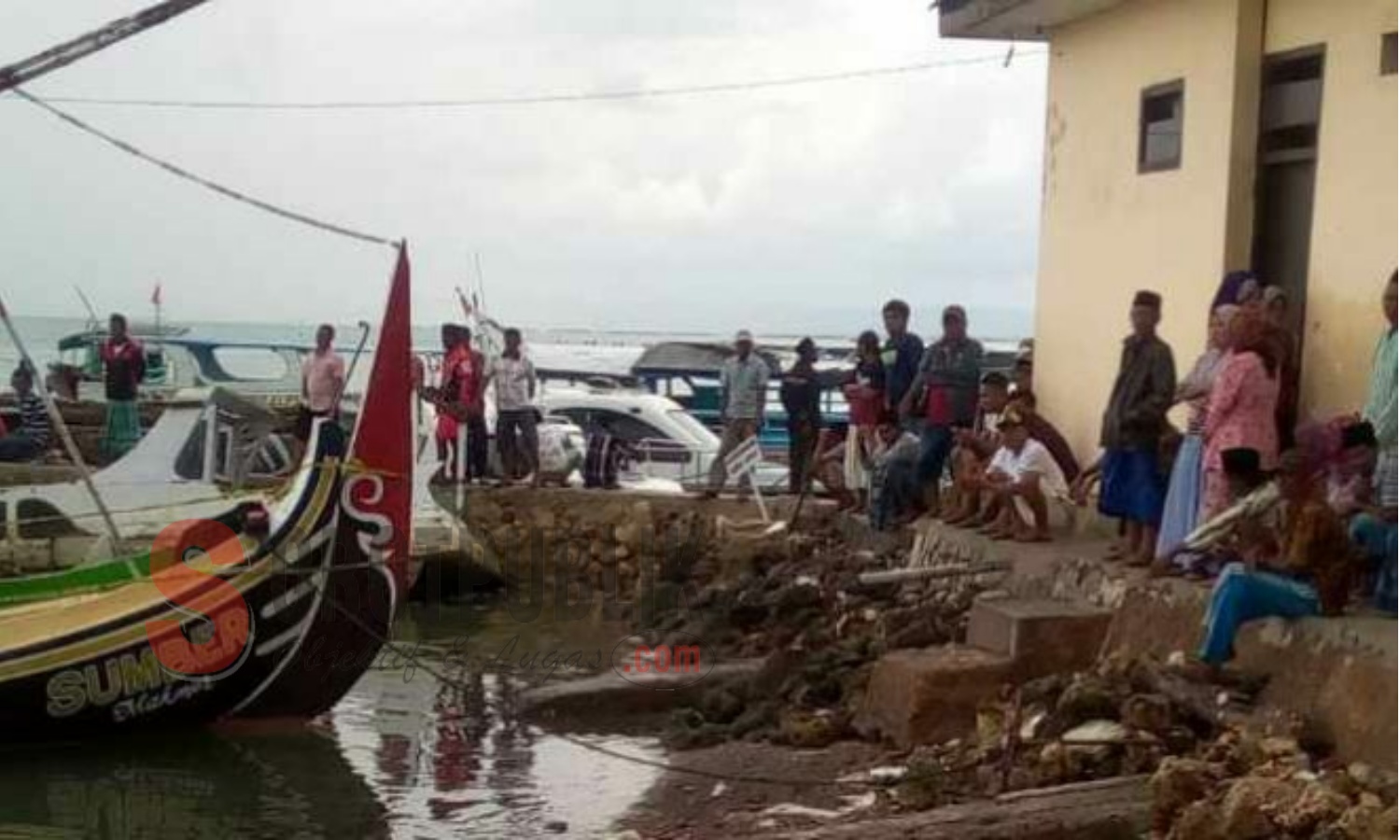 Warga Romben Guna, Dungkek, Sumenep saat meluruk Kantor Polairud Kalianget, Sumenep. (Foto: Heri/SorotPublik)