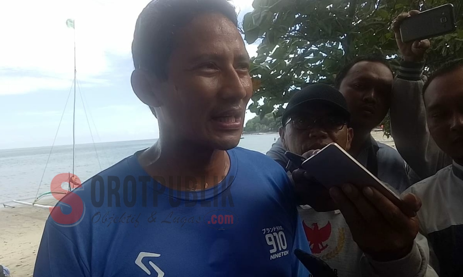 Cawapres Nomor Urut 2, Sandiaga Salahuddin Uno saat diwawancarai sejumlah awak media di Pantai Pasir Putih Situbondo. (Foto: Ainur/SorotPublik)