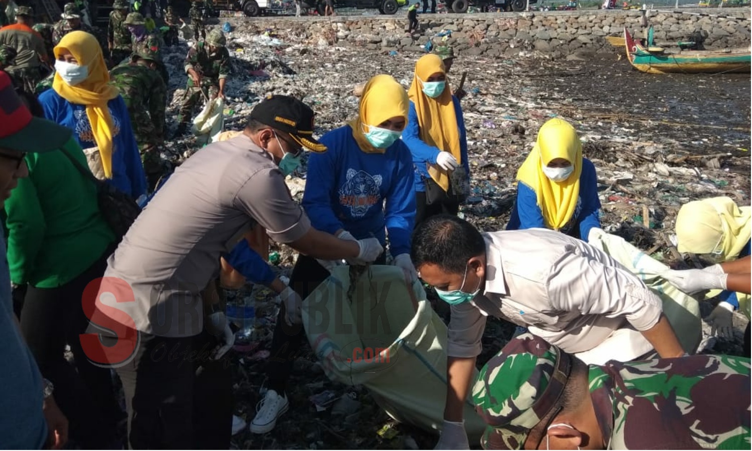 Pemkab Situbondo bersama jajaran Forkopimda, LPM Merak dan ribuan masyarakat melaksanakan giat bersih-bersih di bibir pantai Desa Kliensari, Kacataman Panarukan, Kabupaten Situbondo. (Foto: Ainur/SorotPublik)