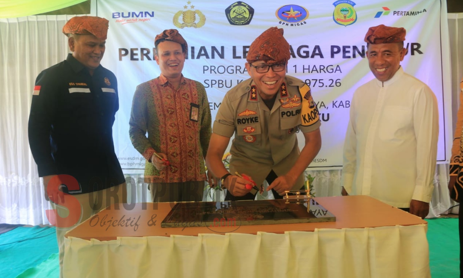 Kapolda Maluku Irjen Pol Drs. Royke Lumowa, M.M saat meresmikan Lembaga Penyalur Program BBM Satu Harga SPBU KOMPAK di Desa Waimangit, Kecamatan Air Buaya, Kabupaten Buru. (Foto: Kiswan/SorotPublik)