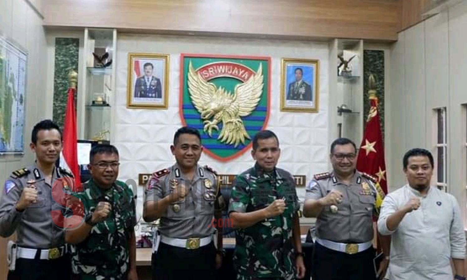 Dirlantas Polda Sumsel Kombes Pol Dwi Asmoro foto bersama Pangdam II/Sriwijaya Mayjen TNI Irwan saat Silaturahmi Persiapan dan Sosialisasi South Sumatera Millenial Road Safety Festival 2019. (Foto: Mulyadi/SorotPublik)