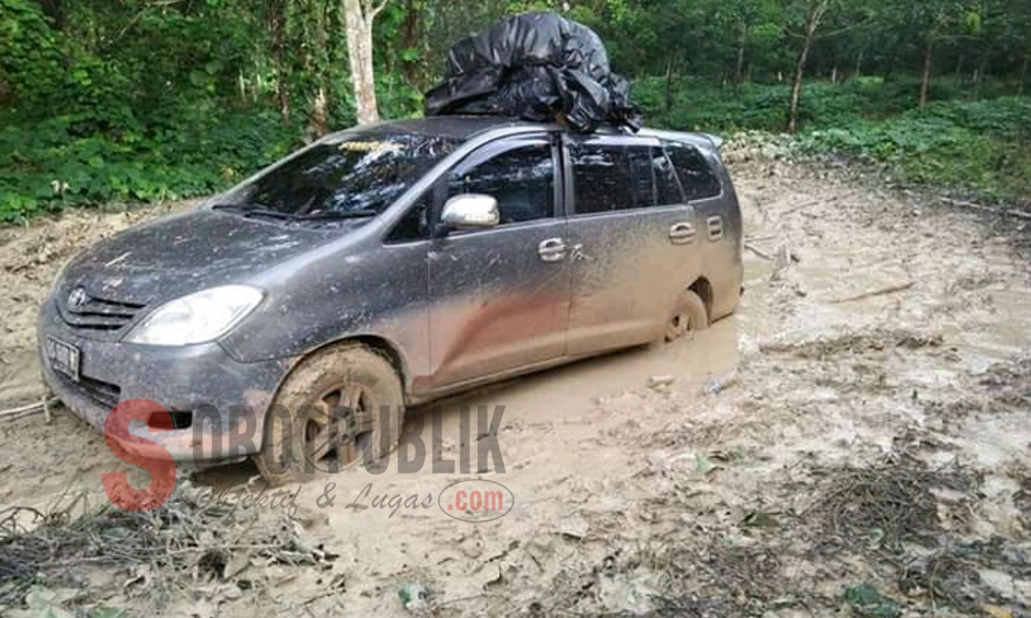 Salah satu mobil terendam lumpur saat melewati Jalan Desa Balam Jeruju-Desa Sungai Jeruju, Kecamatan Cengal, Kabupaten OKI. (Foto: Mulyadi/SorotPublik)