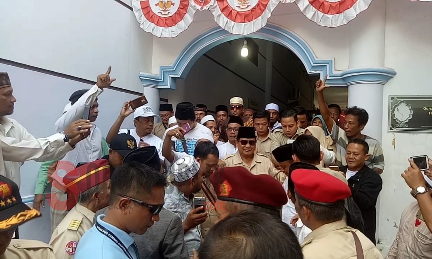 Probowo Subianto usai Istighasah di Makam Pahlawan Nasional KHR. As'ad Syamsul Arifin Ponpes Salafiyah Syafi'iyah Sokerejo Situbondo langsung dikepung masyarakat yang ingin salaman dan selfi. (Foto: Ainur/SorotPublik)