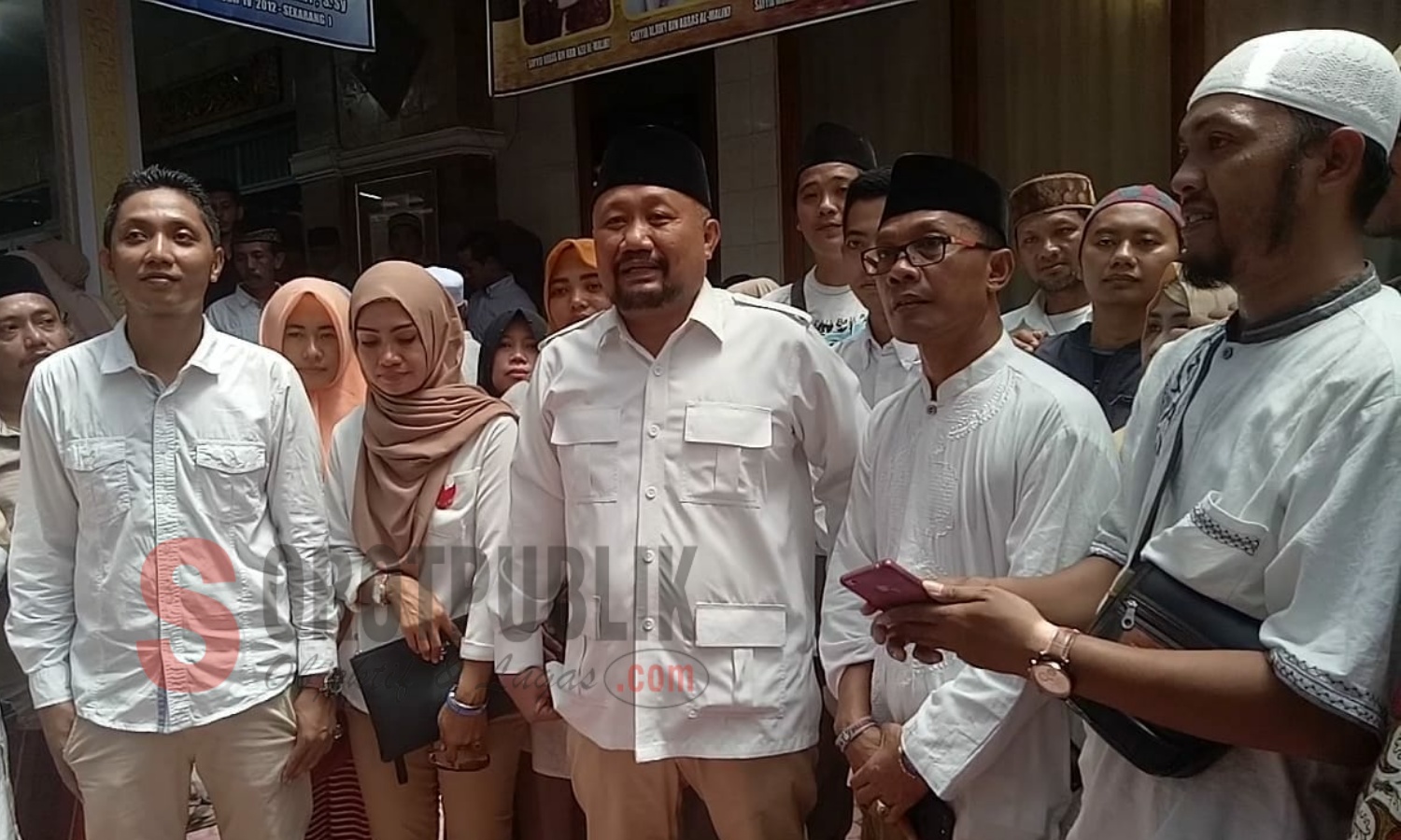 Relawan Prabowo Subianto, Ismail Abdullah saat Konferensi Pers Kunjungan Capres Nomor Urut 2 di P2S2 Situbondo. (Foto: Ainur/SorotPublik)