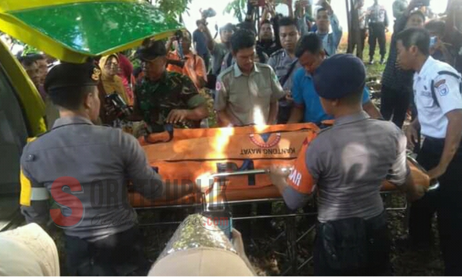 Jenazah Pak Sugeng saat dievakuasi oleh polisi dan petugas BPBD Pamekasan setelah diangkat dari dalam sumur. (Foto: Ziad/SorotPublik)