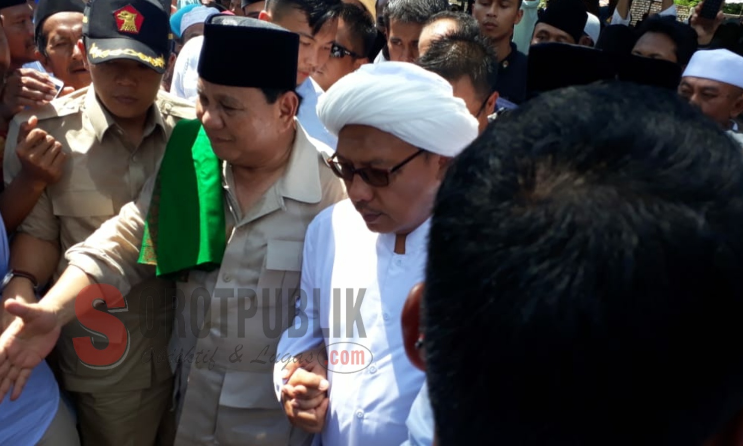 Saat Pengasuh Ponpes Assadad Ambunten, Sumenep, KH. Thoifur Aliwafa mengantarkan Prabowo Subianto ke mobilnya untuk melakukan safari politik ke Kabupaten lain di Madura. (Foto: Heri/SorotPublik)