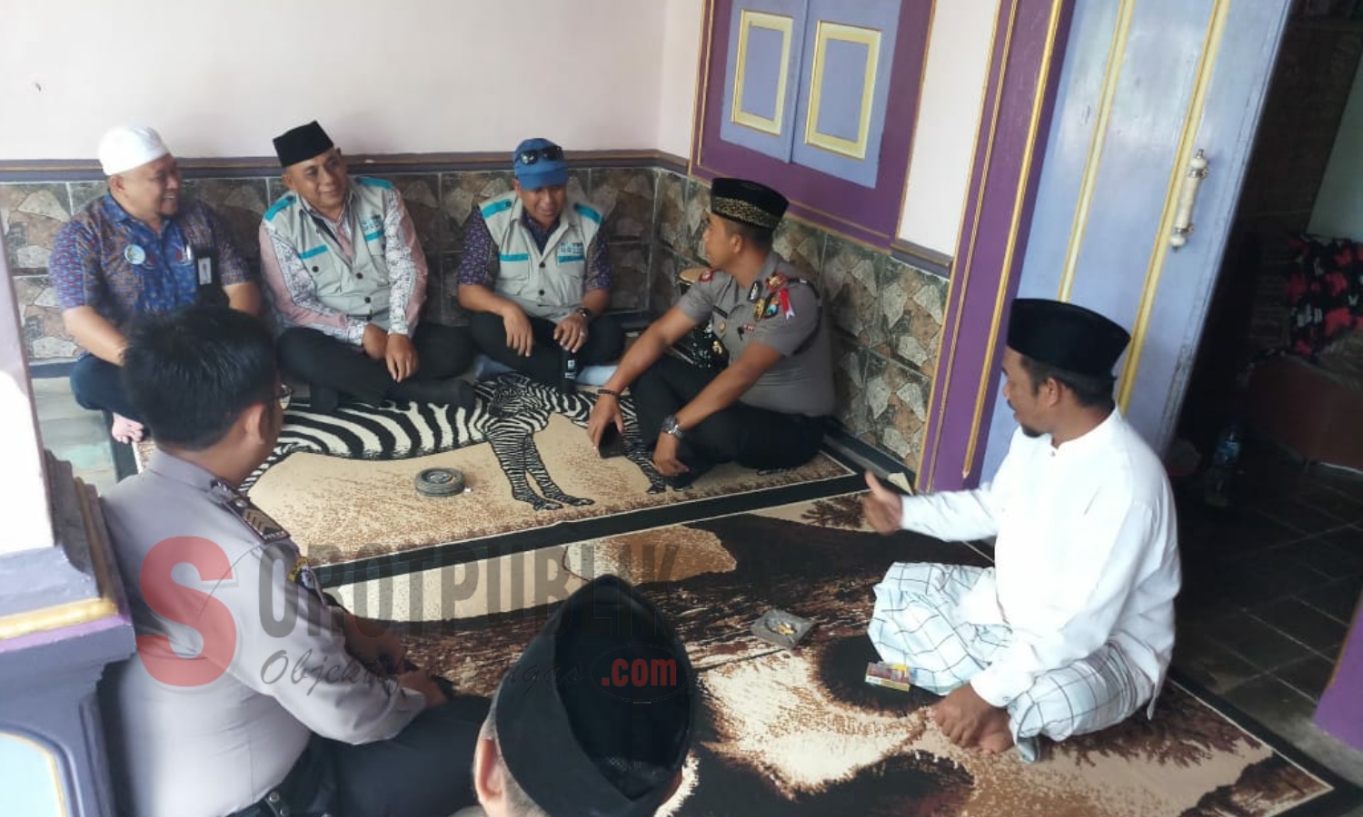 Sejumlah atasan PLN Madura dan Polsek Dasuk saat silahturahmi ke Ponpes An-Nur di Desa Jelbudan, Kecamatan Dasuk, Sumenep. (Foto: Heri/SorotPublik)