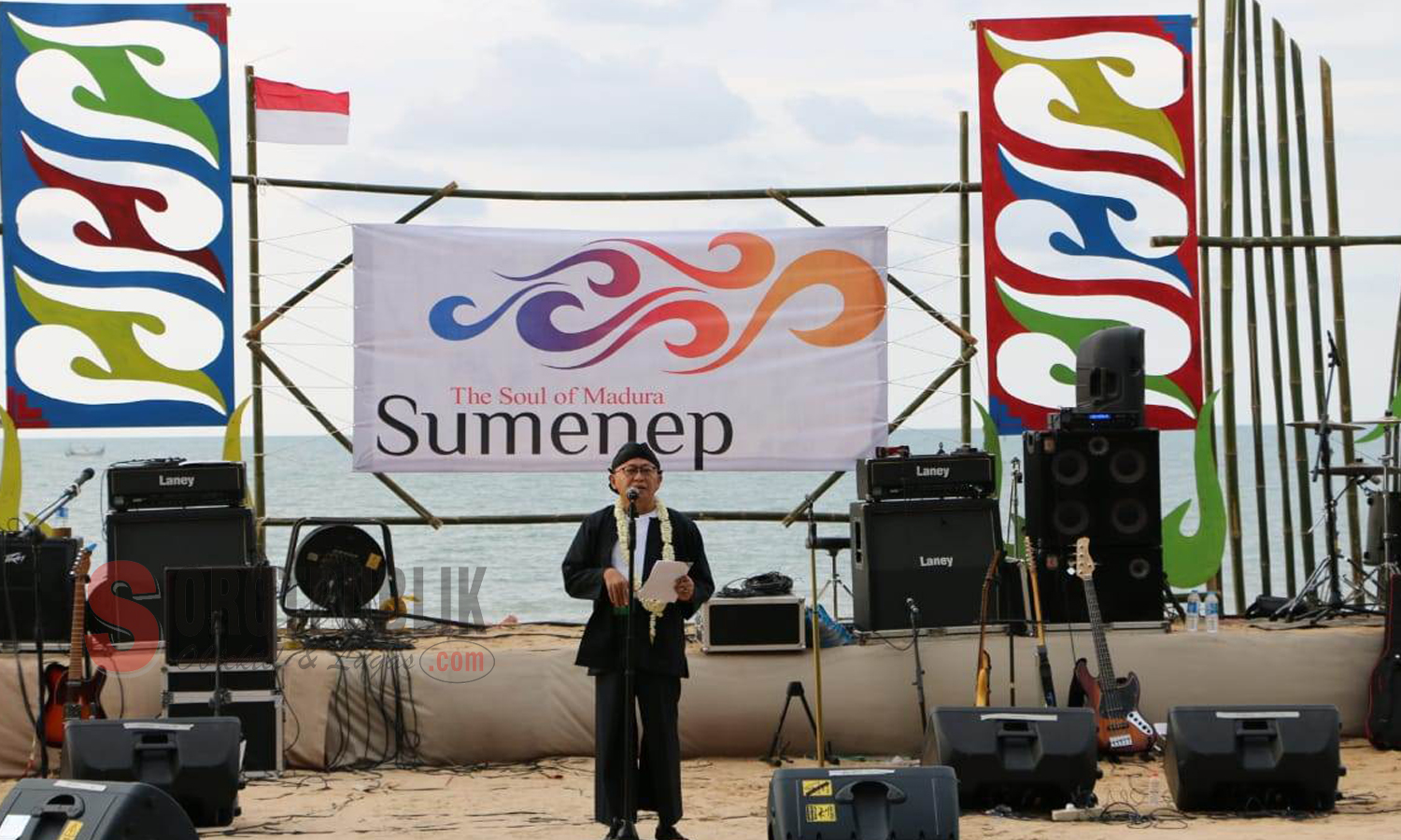 Drs. KH. A. Busyro Karim saat memberikan sambutan di Grand Lauching Visit Sumenep 2019 (Foto Humas Pemkab Sumenep)