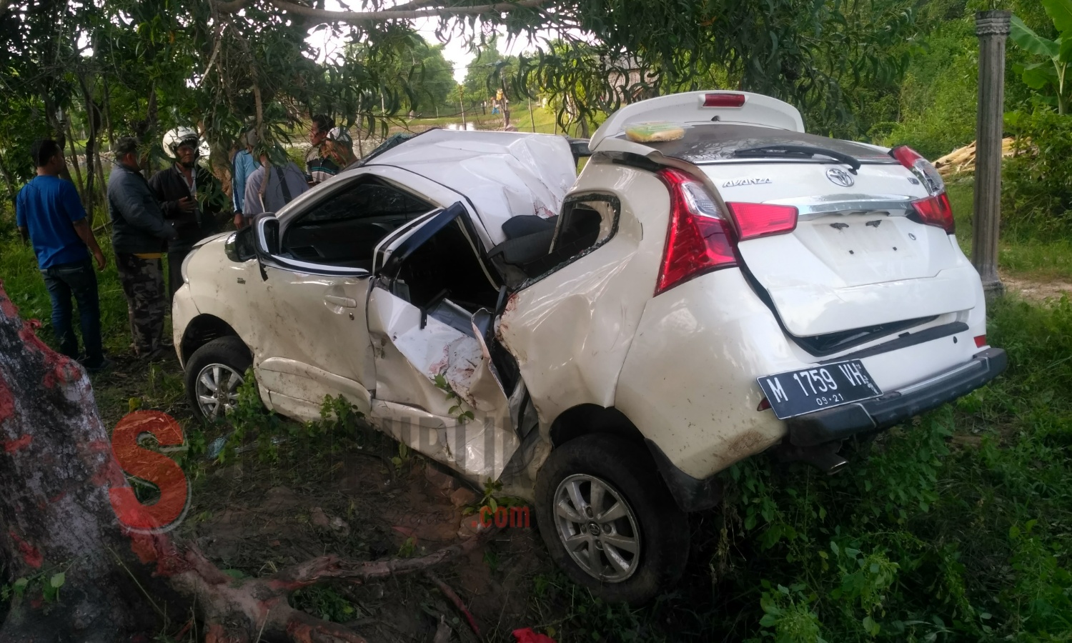 Mobil yang terlibat laka lantas di Jl Raya Talang Siring Pamekasan. (Foto: Ziad/SorotPublik)