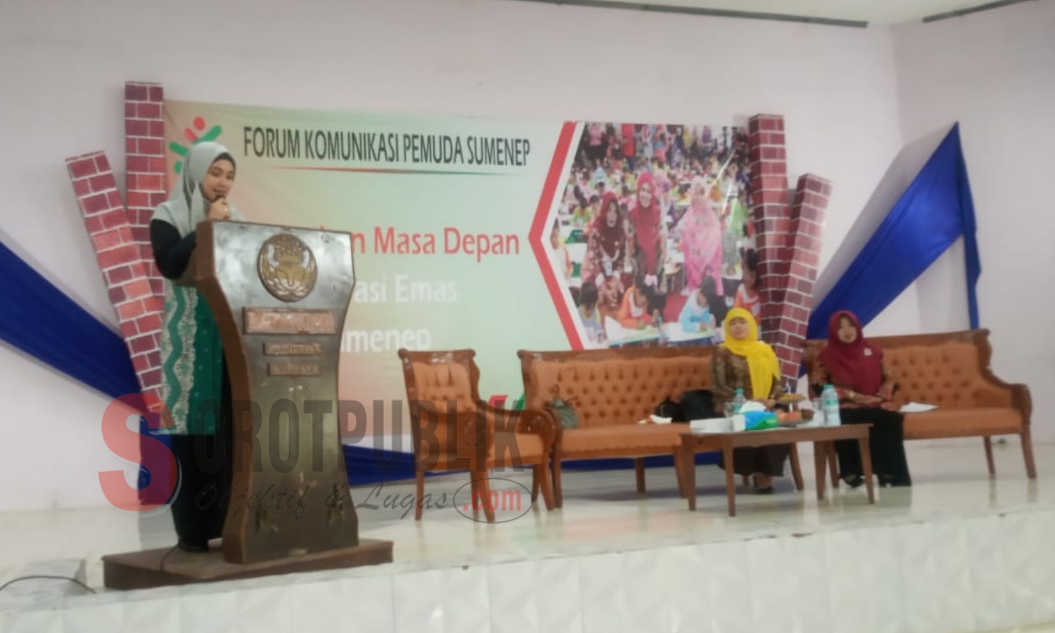 Bunda PAUD Sumenep, Nurfitriana saat memberikan arahan kepada ribuan guru PAUD, PKBM dan Pemuda Sumenep di Gedung KORPRI. (Foto: Yusa'/SorotPublik)