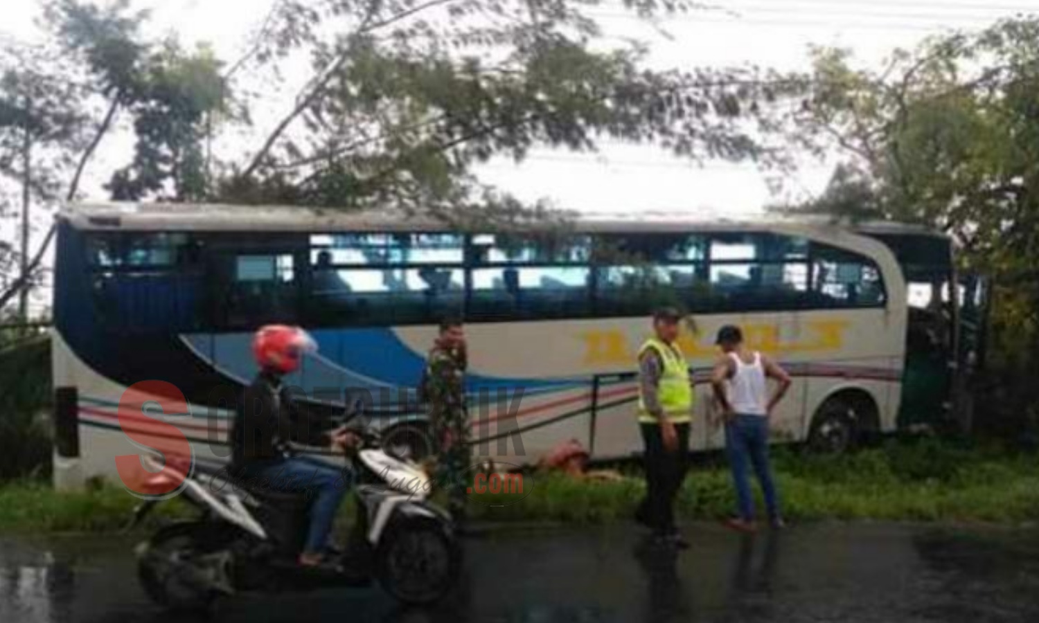 Bus AKAS yang mengalami kecelakan di Jalan Raya Nasional Nambakor Sumenep. (Foto: Ist/Humas Polres Sumenep)