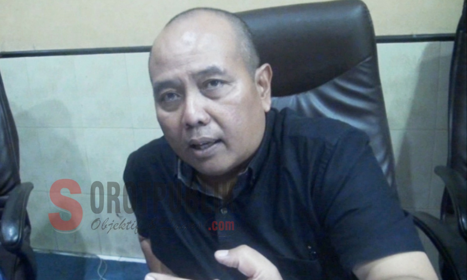 Anggota Komisi III DPRD Sumenep, Achmad Zainur Rahman saat ditemui di kantornya. (Foto: Hairul/SorotPublik)