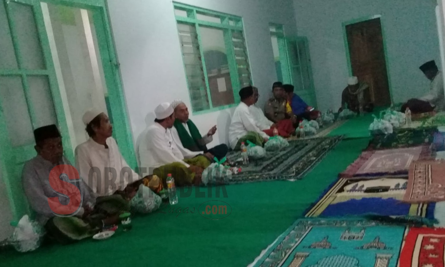 Sejumlah habaib, ulama dan para pejabat pemerintah di lingkungan Kecamatan Dasuk saat menghadiri Haul KH. Mannan Jazuli di Masjid Assholihin Jelbudan. (Foto: Yusa' Fajar/SorotPublik)