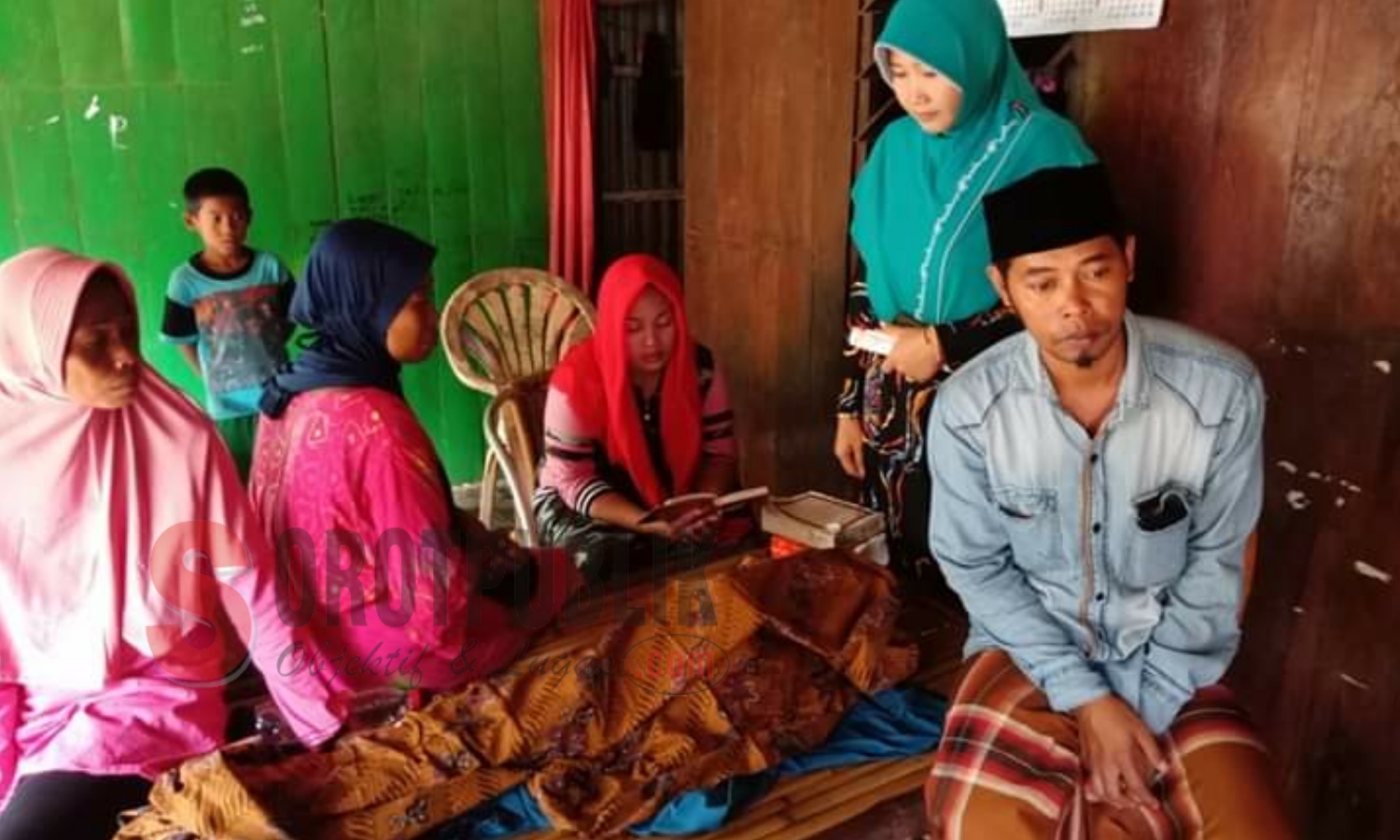 Ayah, ibu, dan bibi Safira saat jenazah korban berada di rumah duka sebelum dikebumikan. (Foto: Rilis/SorotPublik)