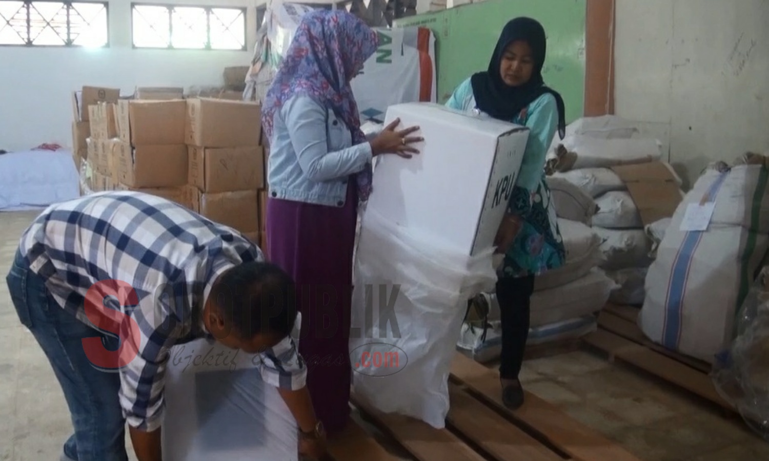 Proses pengepakan kotak suara untuk kepulauan dengan plastik di gudang logistik KPUD Sumenep. (Foto: Hairul/SorotPublik)