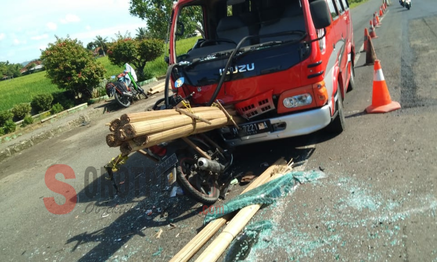 Kondisi motor Revo bernopol AG 5374 BK dan mobil Izusu Micro Bus bernopol M 7221 A yang terlibat laka lantas di Jalan Nasional Desa Patean, Kecamatan Batuan, Sumenep, Km 05. (Foto: Ist/Humas Polres Sumenep)