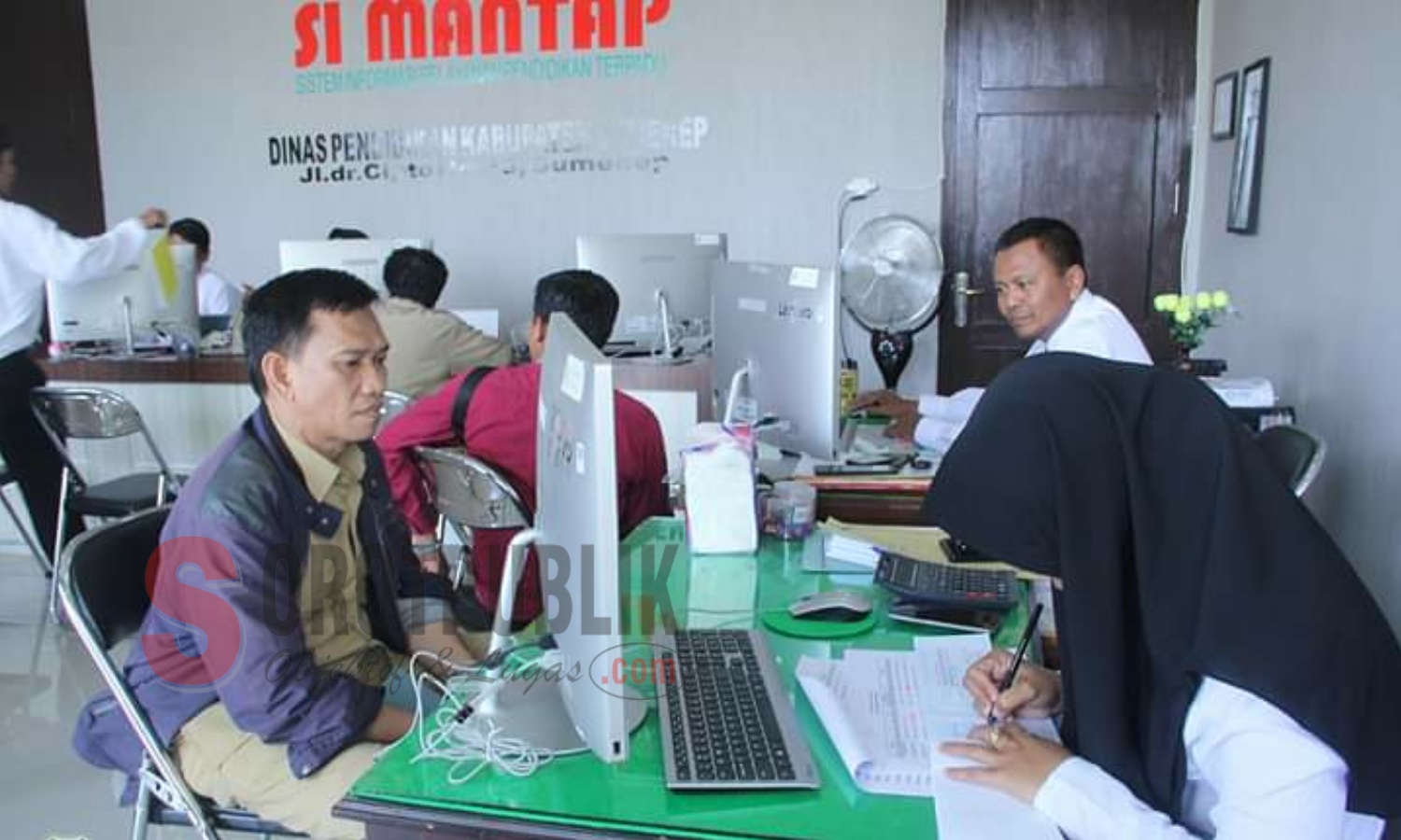 Susana pelayanan di ruangan Si Mantap Kantor Dinas Pendidikan Kabupaten Sumenep. (Foto Heri/SorotPublik)