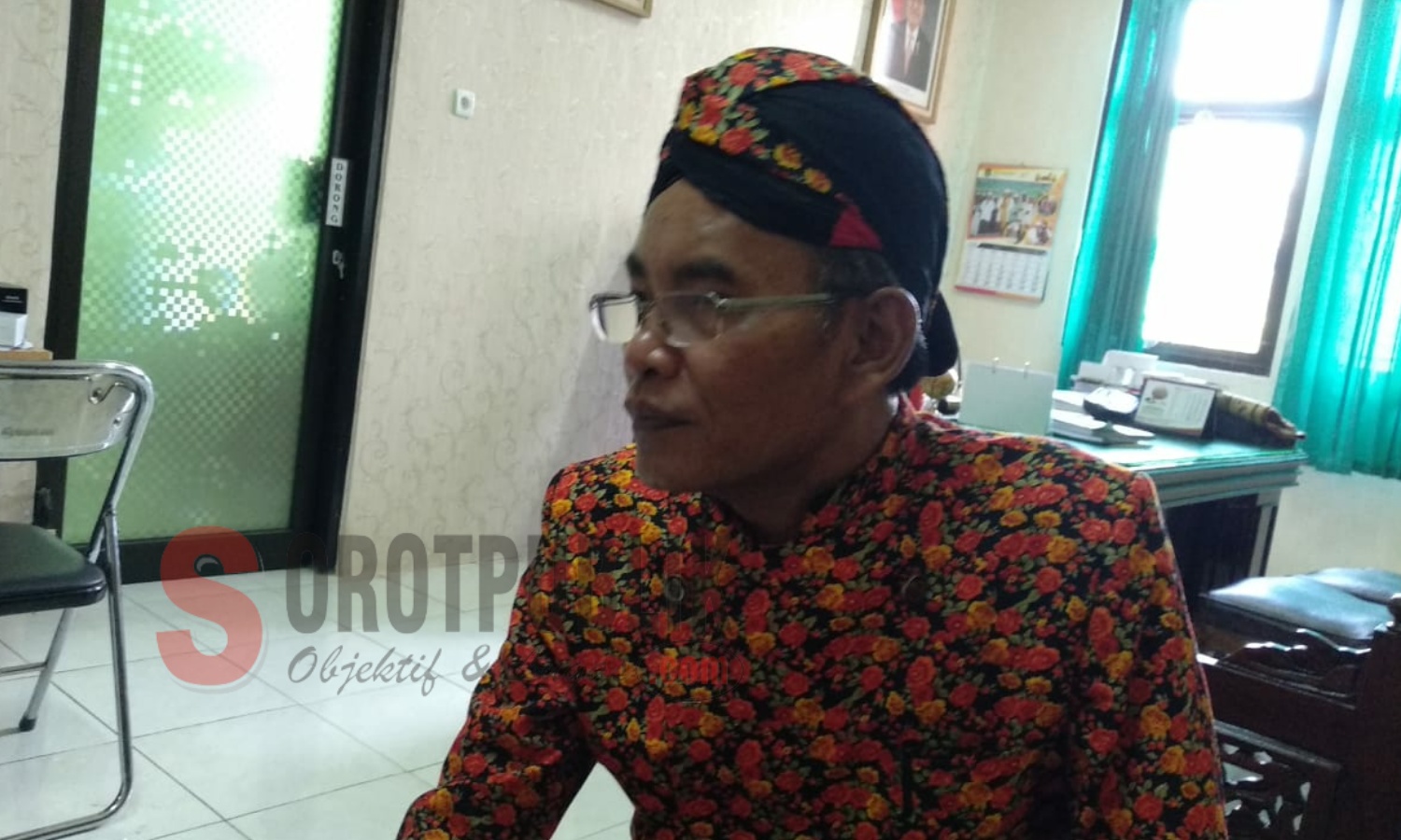 Plt Kepala Dinas Pendidikan Sumenep, Muhammad Saidi saat di kantornya. (Foto: Hairul/SorotPublik)