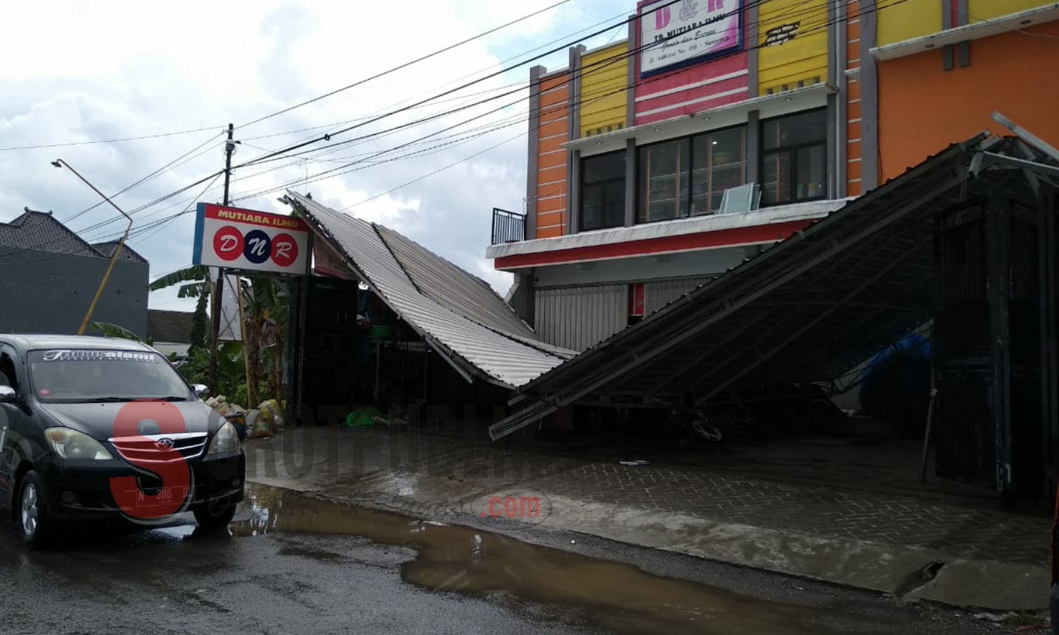 Atap parkiran salah satu toko baju di wilayah Kota Sumenep yang roboh menimpa motor di bawahnya. (Foto: Hairul/SorotPublik)