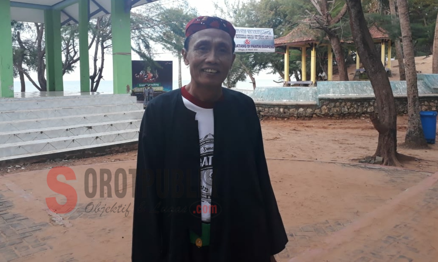 Kepala Disparbudpora Sumenep, Sufiyanto, saat ditemui jurnalis sorotpublik.com di Pantai Slopeng. (Foto: Heri/SorotPublik)