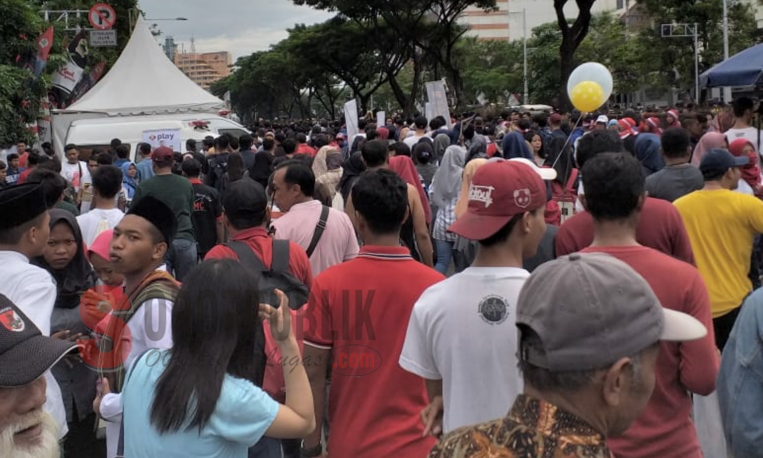 Suasana saat ribuan masyarakat Jawa Tengah memadati Kawasan Simpang Lima Semarang untuk mengikuti Apel Kebangsaan. (Foto: Alim/SorotPublik)