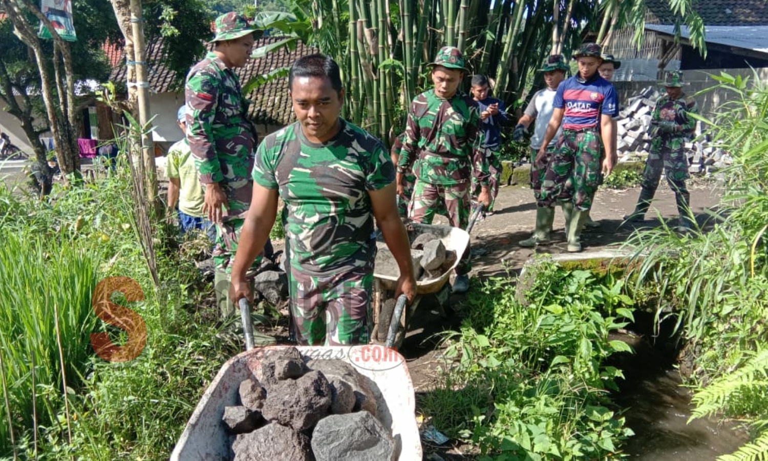 Satgas TMMD Jember  ke-104 Jember saat membangun drainase Dusun Paleran, Desa Gunung Malang, Kabupaten Jember. (Foto for SorotPublik)