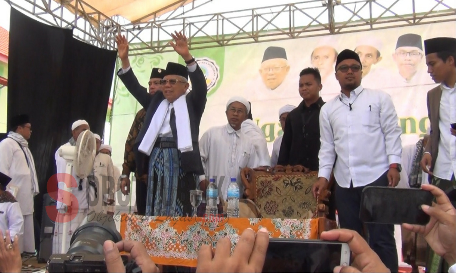 KH Ma'ruf Amin menyapa ribuan santri Ponpes Annuqayah Guluk-Guluk Sumenep. (Foto: Hairul/SorotPublik)