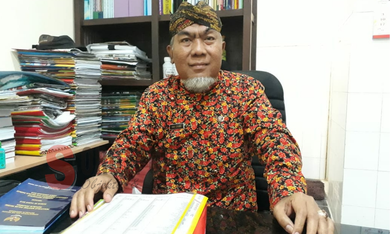 Plt Kepala BPPKAD Sumenep, H. Imam Sukandi saat ditemui di ruang kerjanya. (Foto: Heri/SorotPublik)