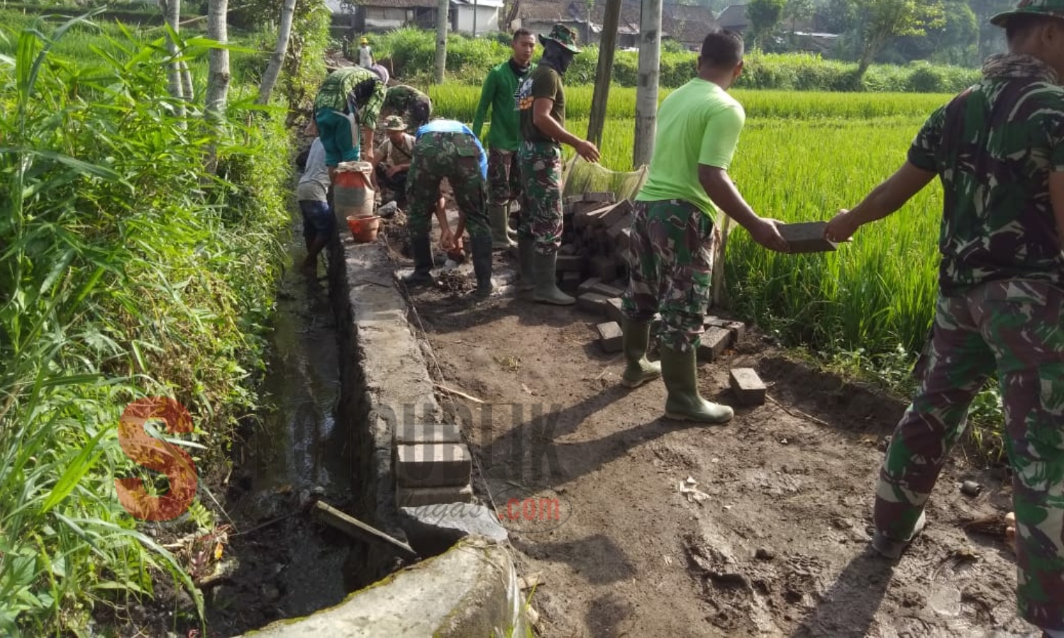 Jalan Makadam di Dusun Paleran, Desa Gunung Malang, Kecamatan Sumberjambe, Kabupaten Jember saat diperbaiki oleh personel TMMD Kodim 0824/Jember. (Foto for SorotPublik)