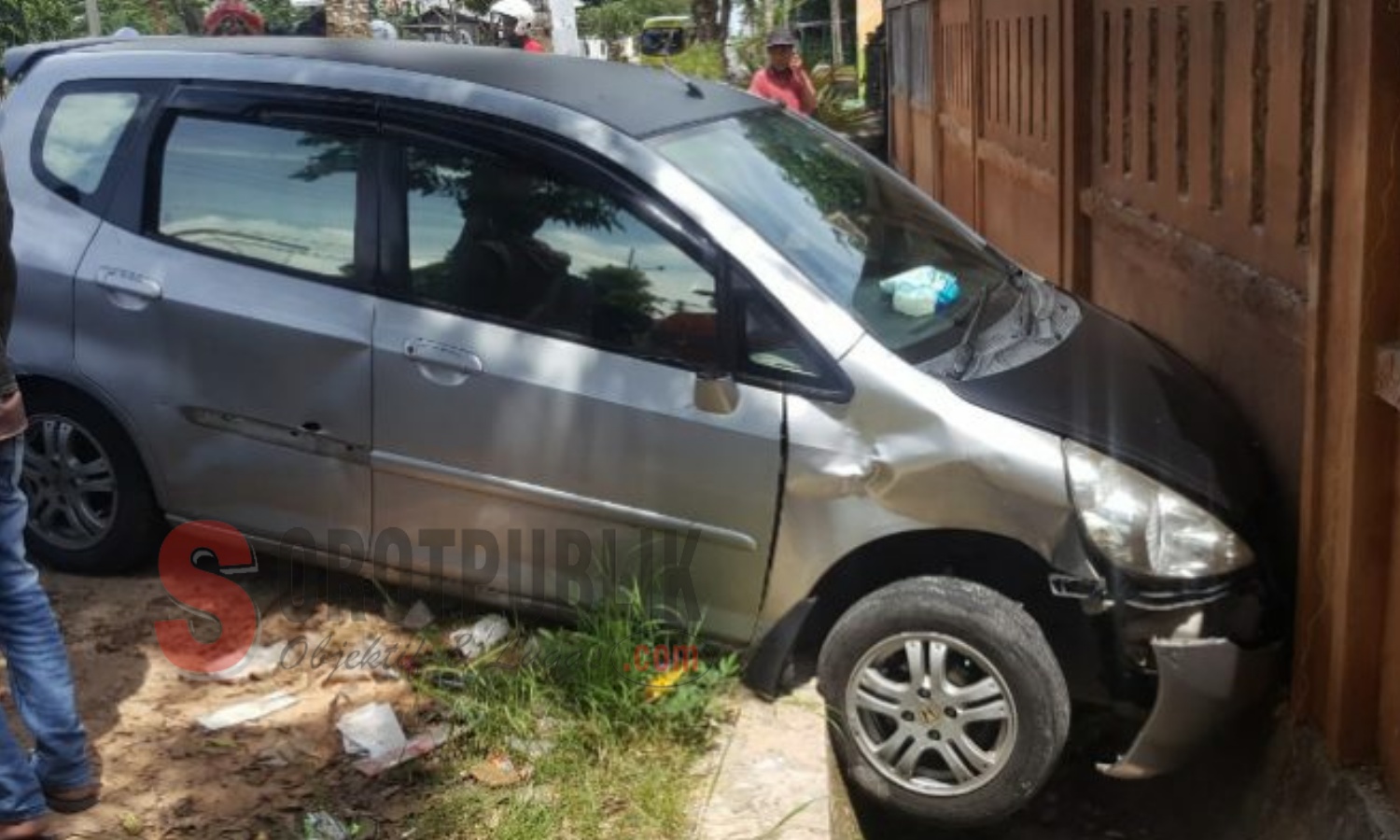 Mobil Honda Jazz berpelat nomor M 1825 VL menyeruduk dua pengendara sepeda motor di Jl. KH. Mansyur, Desa Pabian, Kecamatan Kota Sumenep, Kabupaten Sumenep. (Foto: Heri/SorotPublik)