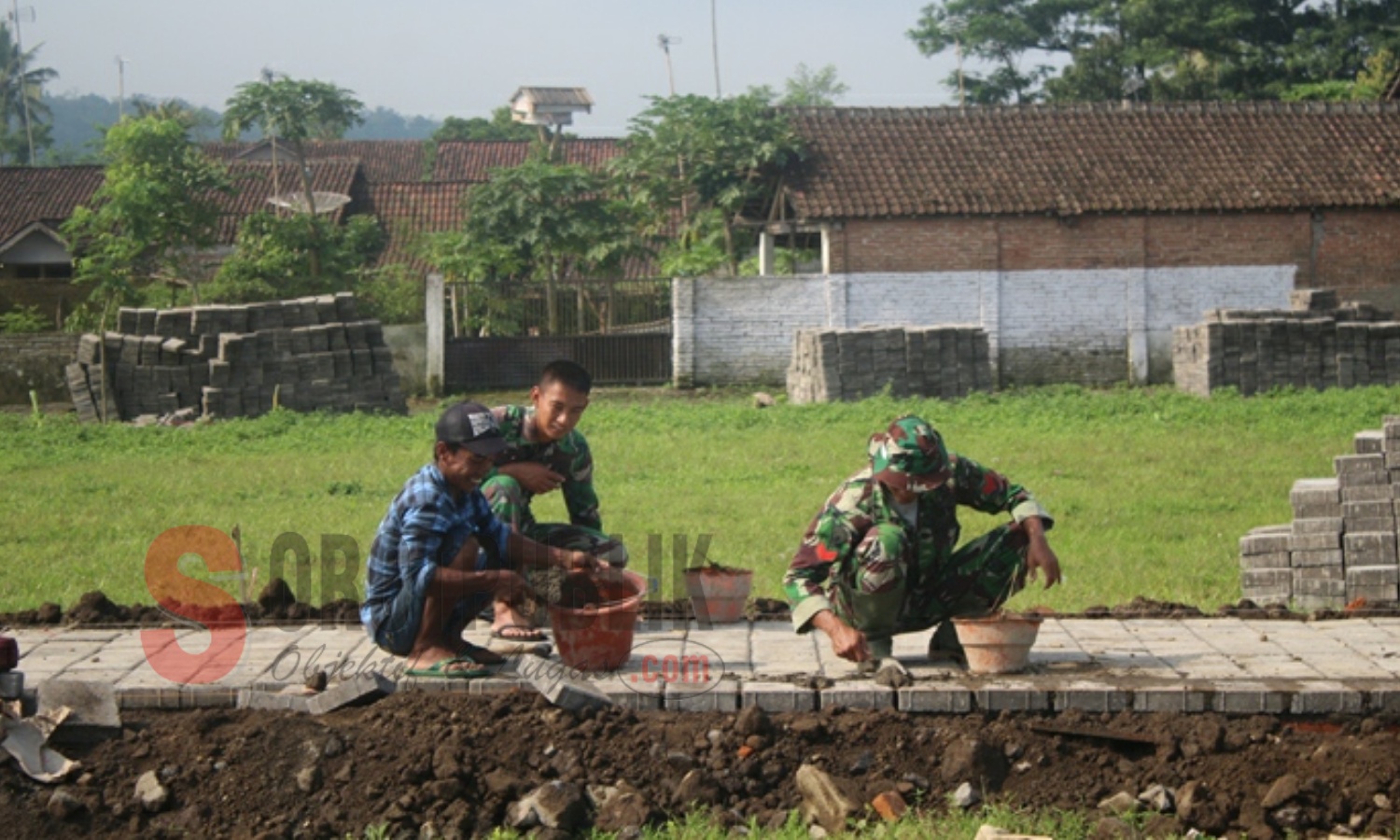 Satgas TMMD Kodim 0824/Jember saat membangun arena uang Terbuka Hijau (RTH) dengan dihiasi beberapa insfrastruktur tempat bermain anak di Dusun Gayasan, Desa Gunung Malang. (Foto for SorotPublik)