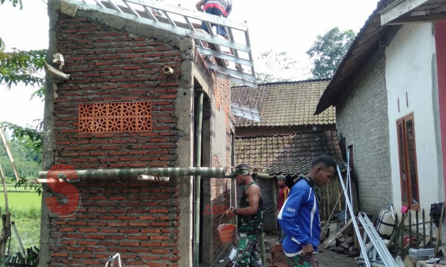 Pembangunan fasilitas umum oleh Satgas TMMD Jember di Desa Gunung Malang. (Foto for SorotPublik)