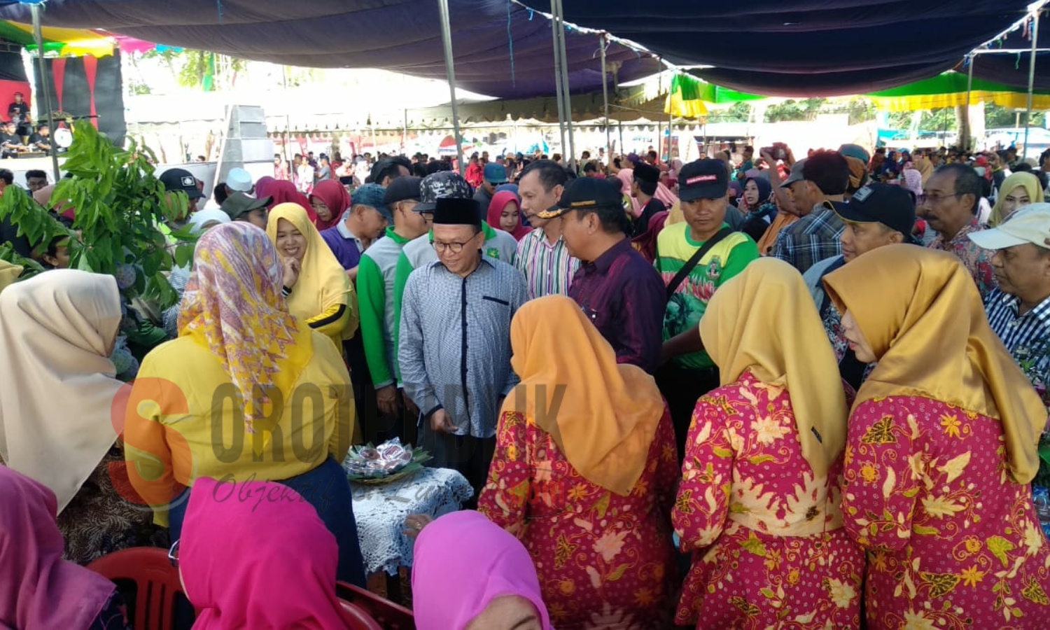 Bupati Sumenep KH A. Busyro Karim saat mengunjungi salah satu stan kreasi kuliner dari buah Srikaya di Festival Srikaya 2019. (Foto: Hairul/SorotPublik)