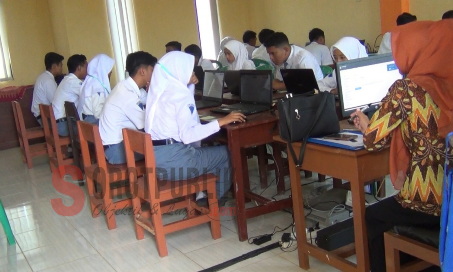 Suasana hari pertama UNBK 2019 di SMKN 1 Sumenep. (Foto: Hairul/SorotPublik)