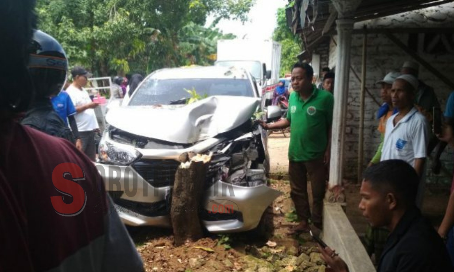 Kondisi mobil Toyota Avanza yang menabrak pohon mangga di jalan Raya Gapura, Desa Mandala, Kecamatan Gapura, Kabupaten Sumenep. (Foto: Ist/Laka Lantas Polres Sumenep)