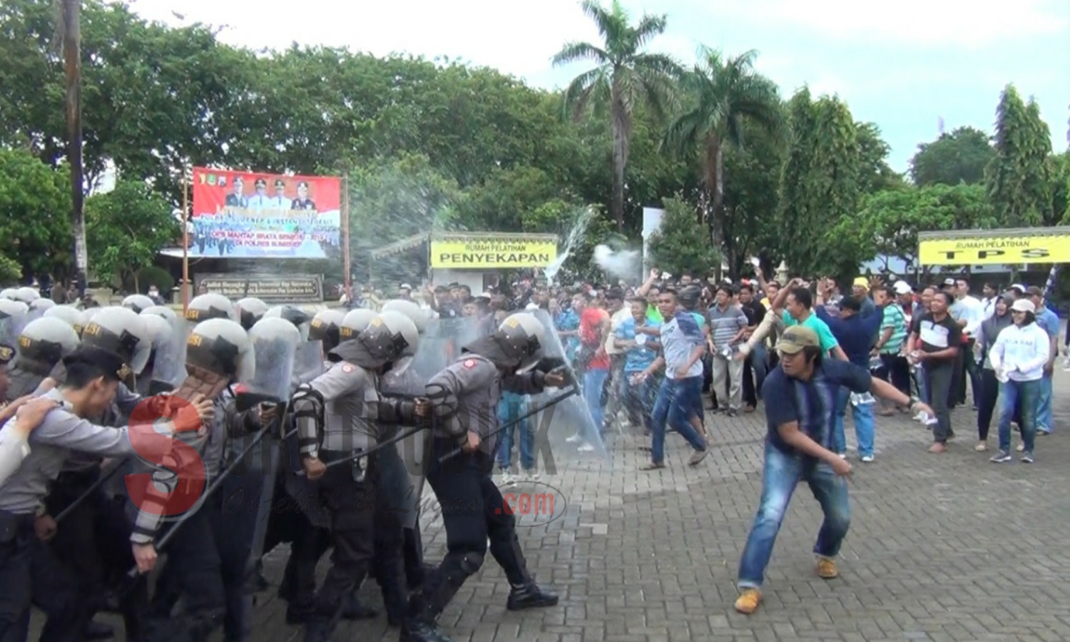 Gelar Sispamkota jelang Pemilu 2019 di halaman Mapolres Sumenep. (Foto: Hairul/SorotPublik)