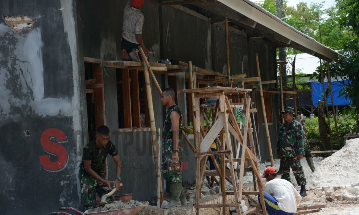 Satgas TMMD Kodim Sumenep saat membangun madrasah di lokasi TMMD. (Foto for SorotPublik)