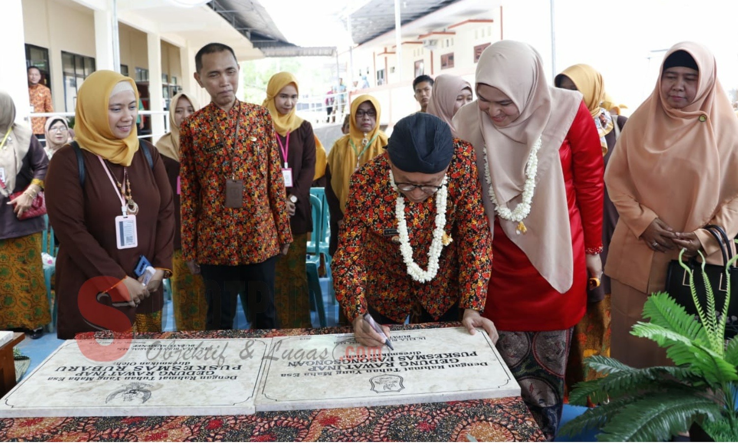 Bupati Busyro Karim saat menandatangani prasasti pada Peresmian Sejumlah Gedung Rawat Inap Puskesmas yang dipusatkan di Puskesmas Pasongsongan, Sumenep. (Foto: Heri/SorotPublik)