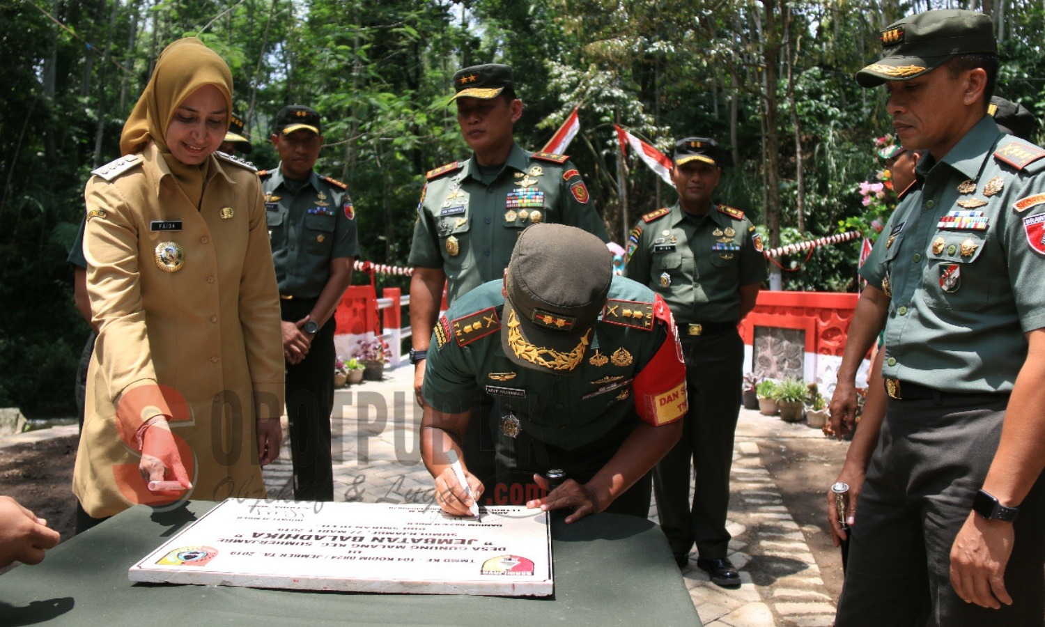 Jembatan hasil pengerjaan TMMD di Dusun Karang Kebun, Desa Gunung Malang, Kecamatan Sumberjambe, Jember saat diresmikan oleh Pangdivif-2/Kostrad, Mayjen TNI Tri Yuniarto bersama Bupati Faida. (Foto for SorotPublik)