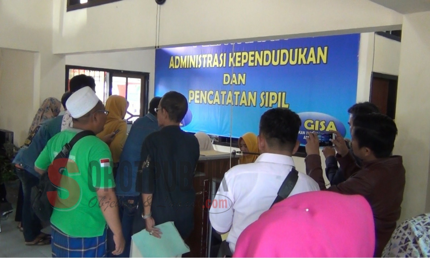 Antrean panjang Pemohon KTP-EL di Dispendukcapil Sumenep. (Foto: Hairul/SorotPublik)