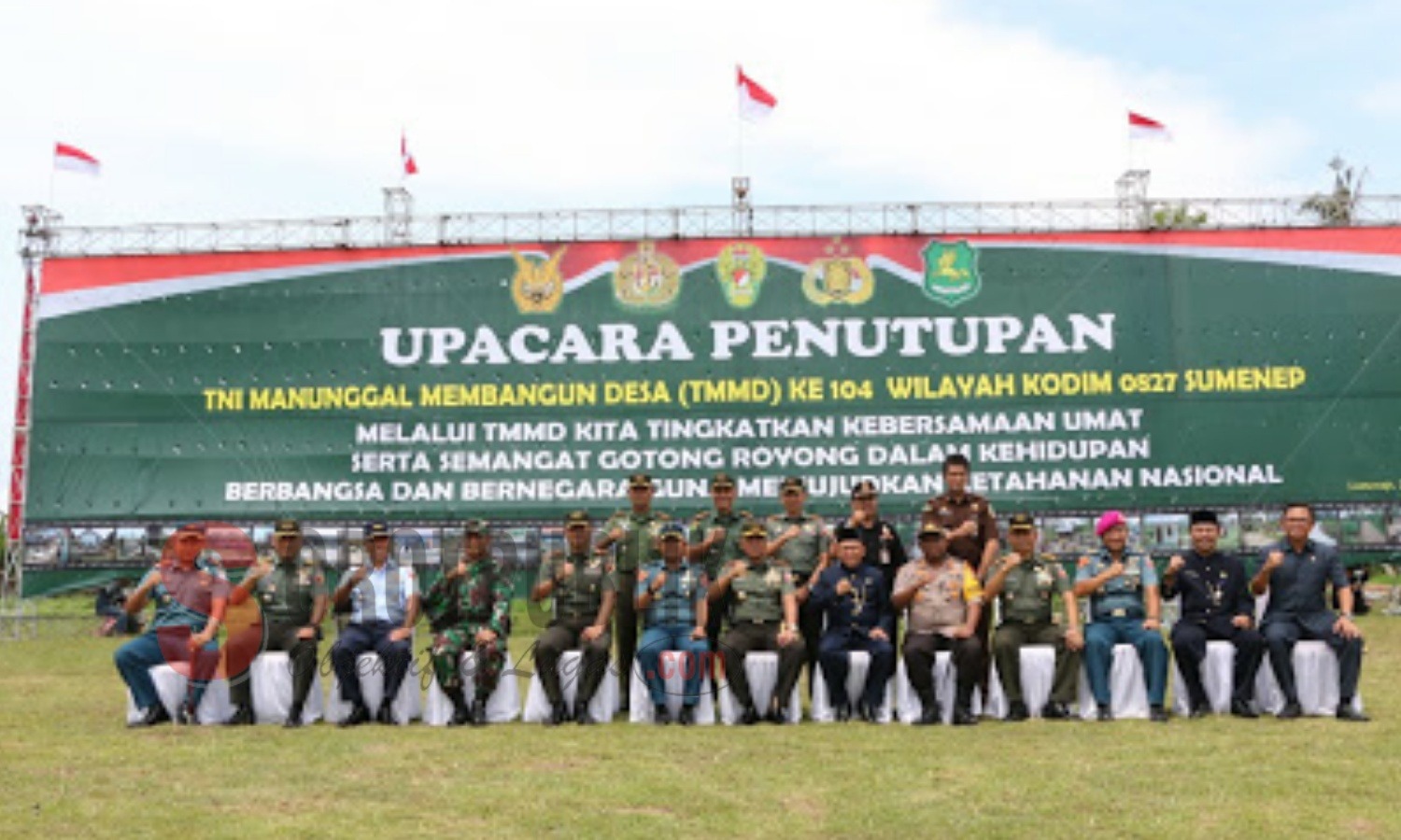 Foto bersama jajaran Kodim 0827 Sumenep bersama Forkopimda usai Upacara Penutupan TMMD Ke-104. (Foto for SorotPublik)