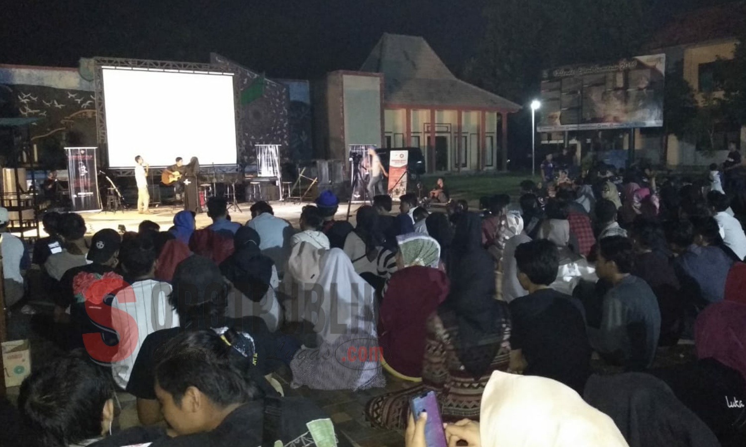 Suasana Nobar Film 'Carok' dalam rangka Hari Film Nasional di Lapangan Kesenian Sumenep. (Foto: Hairul/SorotPublik)