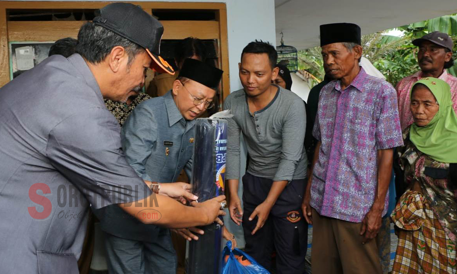 Bupati Sumenep, Busyro Karim, saat serahkan bantuan terdampak korban bencana angin puting beliung di desa Terogan (Foto Hairul sorotpublik.com)