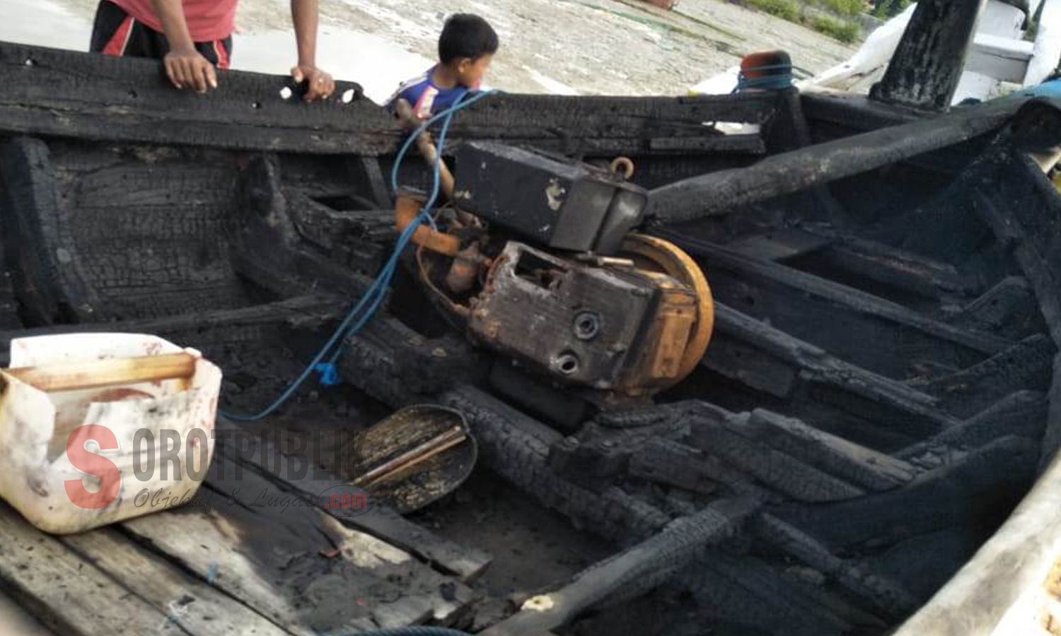 Para warga dan pihak kepolisian saat mengevakuasi perahu yang terbakar (Foto Moh. Ziad sorotpublik.com)