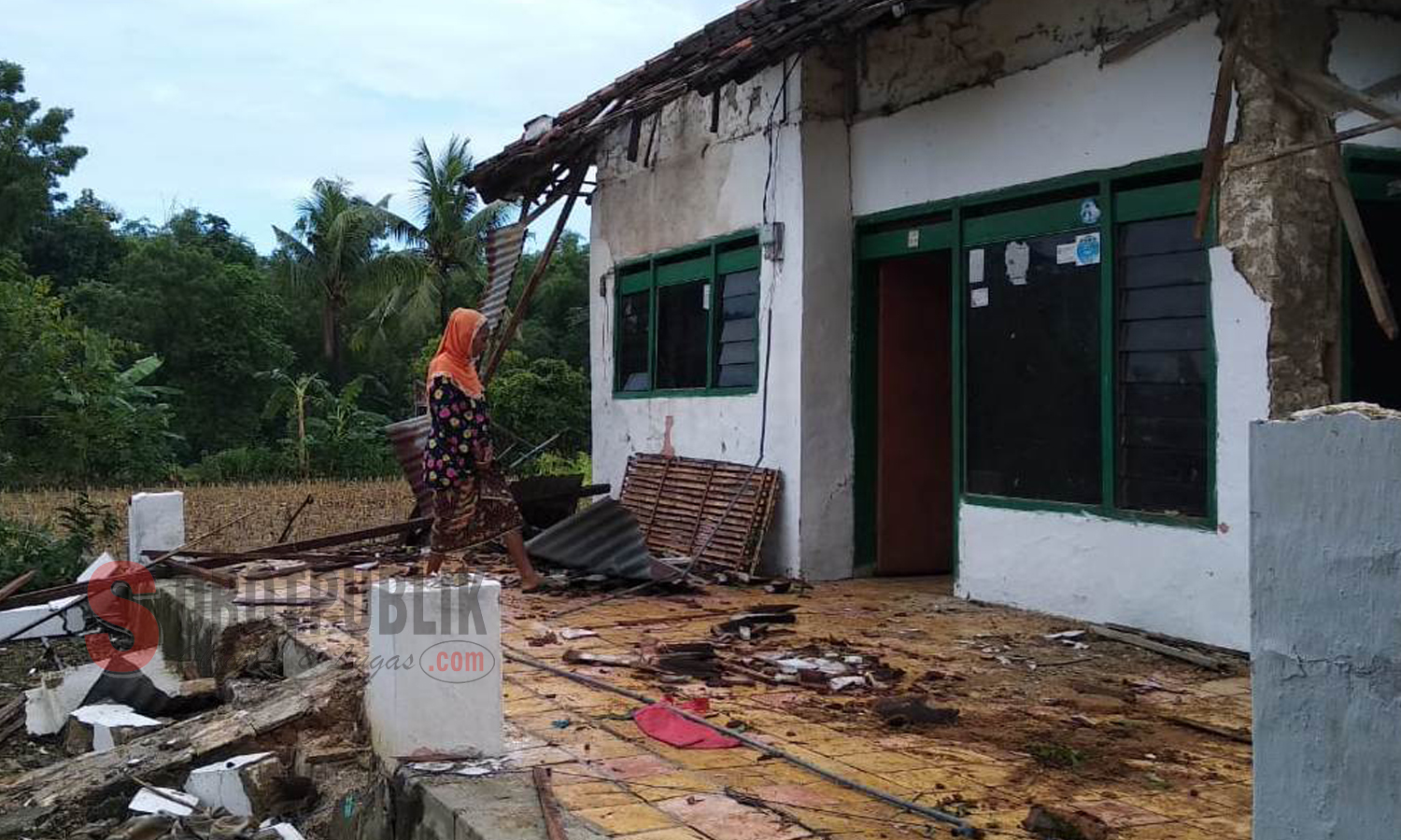 Salah satu rumah warga terdampak puting beliung (Foto Hairul sorotpublik.com)