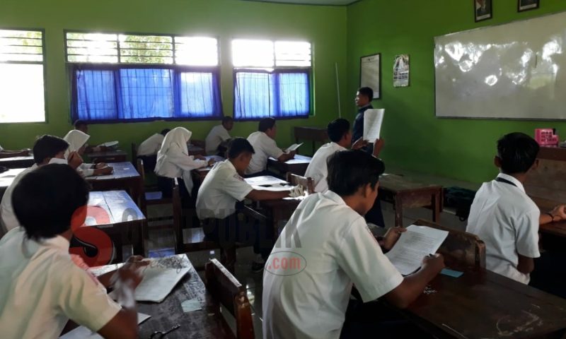 Pelaksanaan USBN 2019 di SMPN 1 Kecamatan Dasuk, Sumenep. (Foto: Heri/SorotPublik)